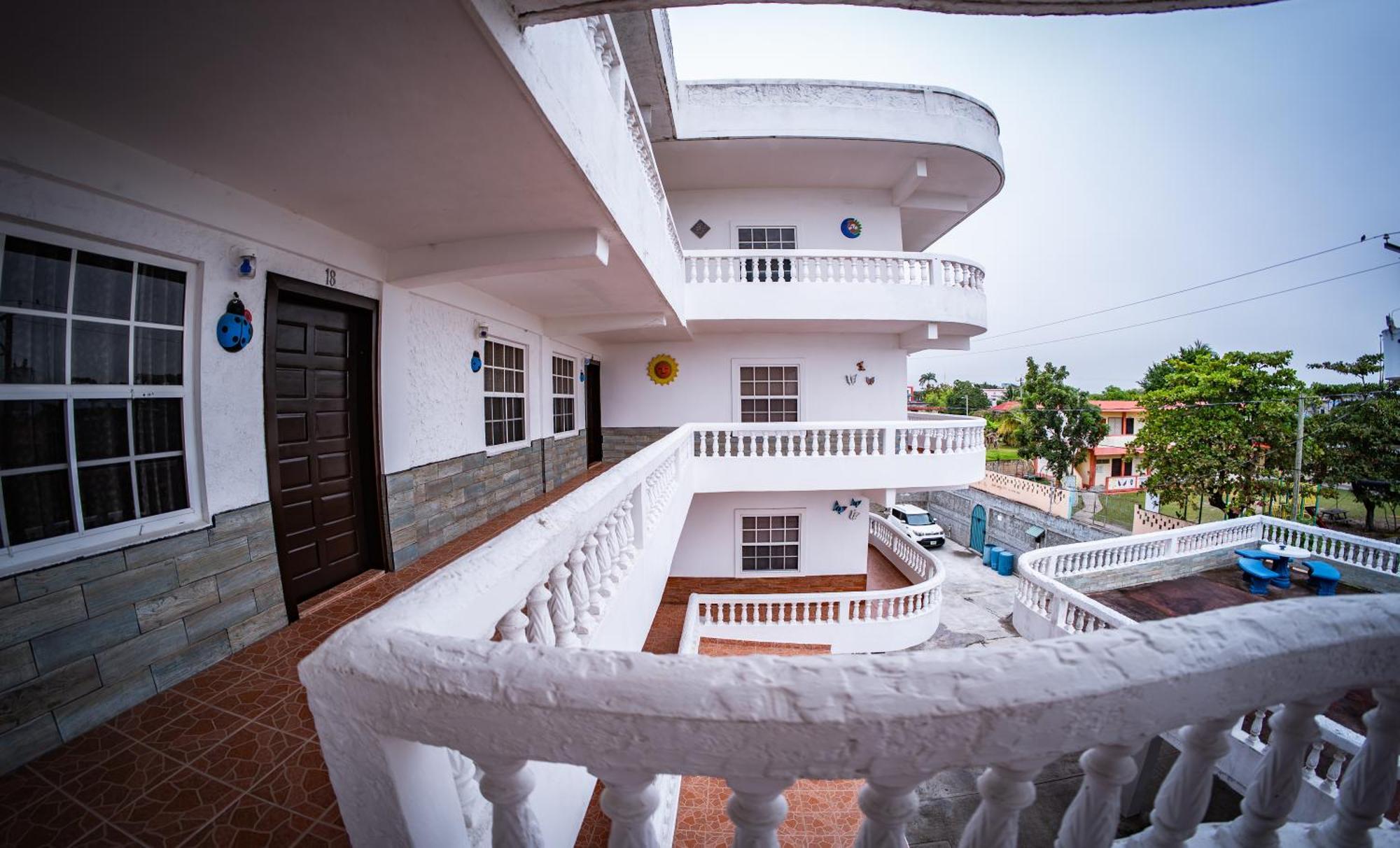 Las Palmas Hotel GOLD STANDARD APPROVED Corozal Exterior foto
